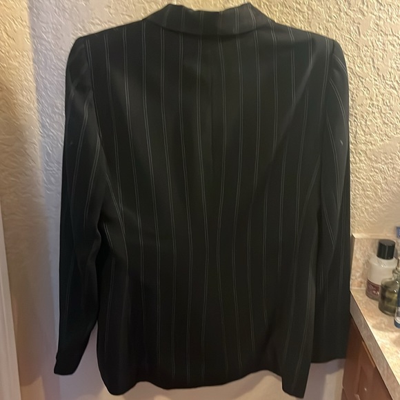Woman’s suit jacket - Picture 2 of 2
